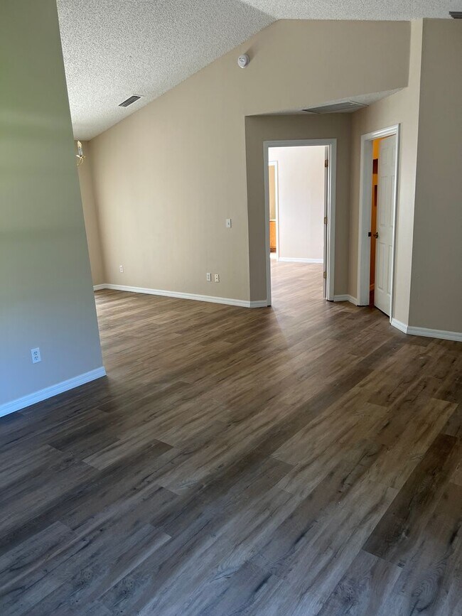 Building Photo - Spacious 3/2 with Attached 2 Car Garage in Deltona Lakes!