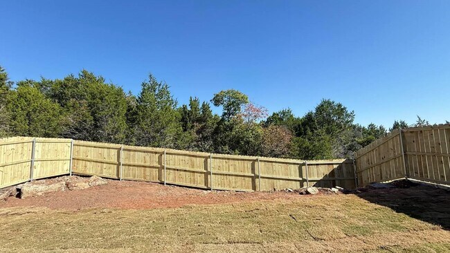 Building Photo - 2615 Creekview Dr