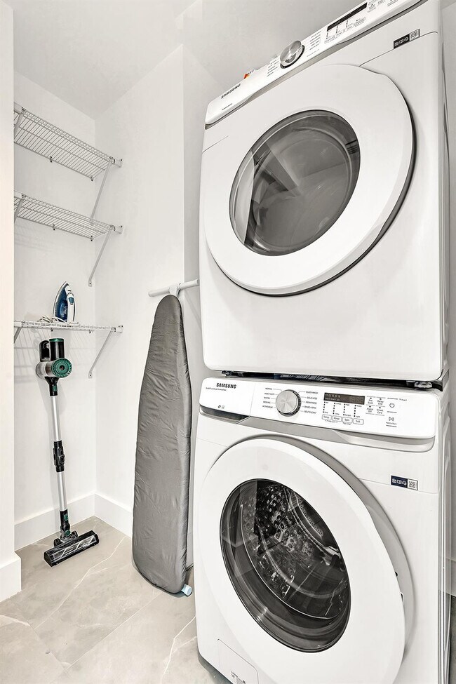 Building Photo - 2100 Miami Rd