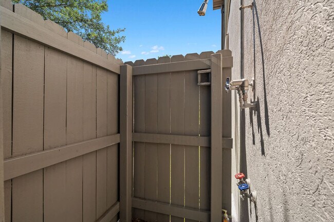 Building Photo - 430 Arricola Ave