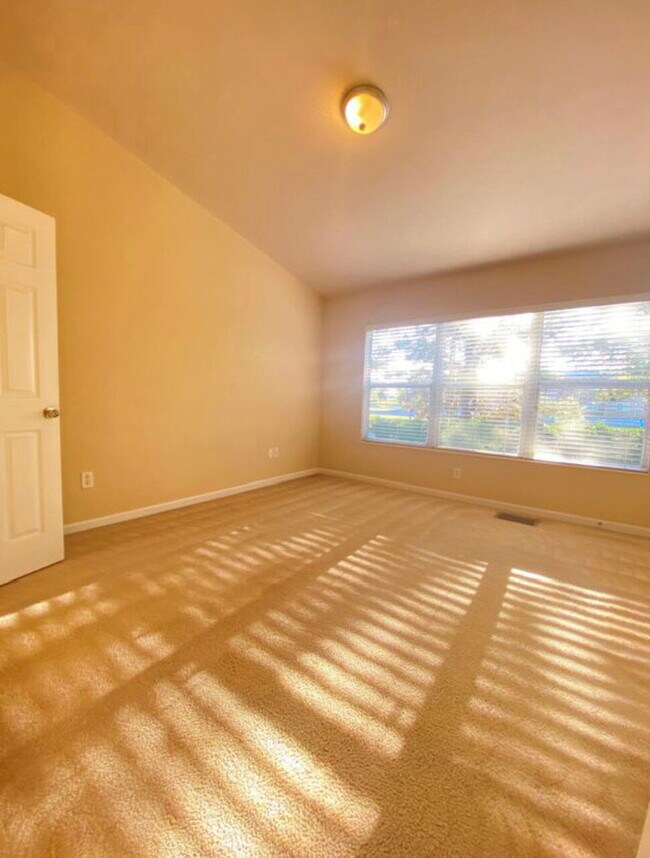 Building Photo - AVAILABLE MAY 10TH 2BD/2.5 BATH TOWNHOME IN THE EXCLUSIVE WYNCHASE COMMUNITY!!