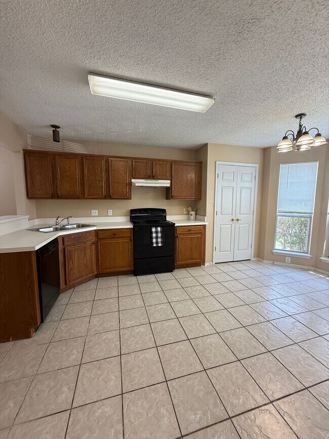 Building Photo - COMMUTER FRIENDLY / ESTABLISHED NEIGHBORHOOD