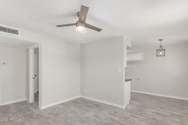 Building Photo - TERRIFIC 2 BEDROOMS 1 BATH SINGLE LEVEL UN...