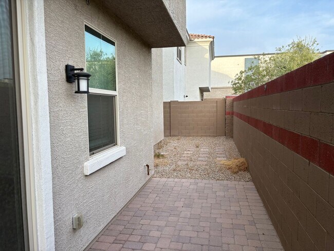 Building Photo - Modern 3-Bedroom + Loft + Den in Gated Pho...
