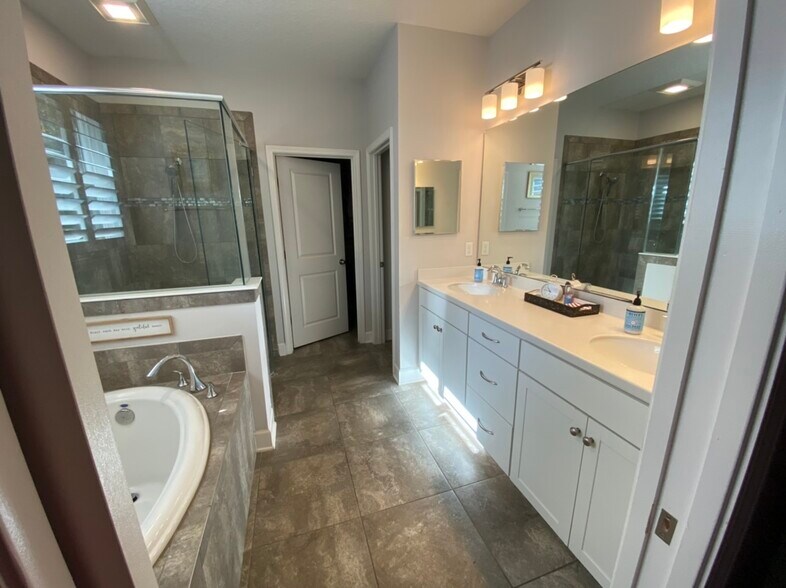 Master bathroom - 137 Bison Trl