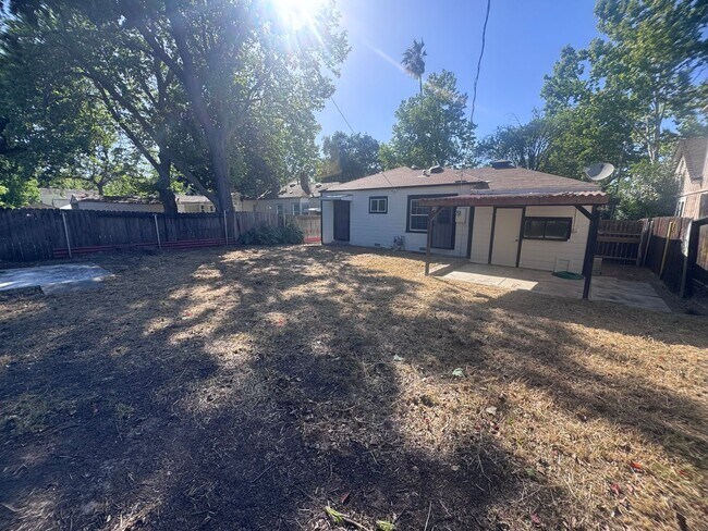 Building Photo - 2-Bedroom Home in the State Streets!