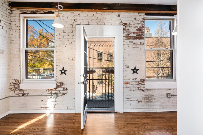 Primary Photo - 116 Turner St