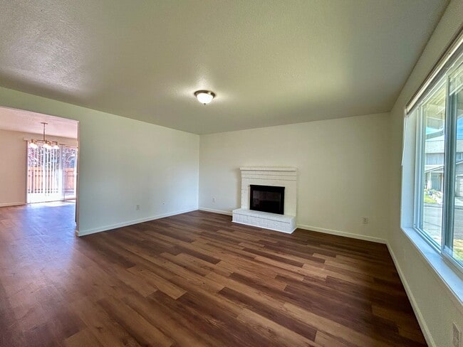 Building Photo - 15511 NE 50th Cir