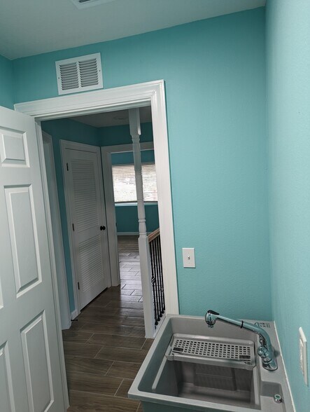 Building Photo - 2010 Seminole Blvd S