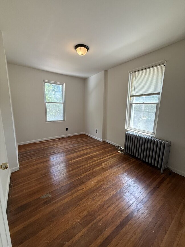 Building Photo - Comfortable 3BR Home Near Transportation – Available Now