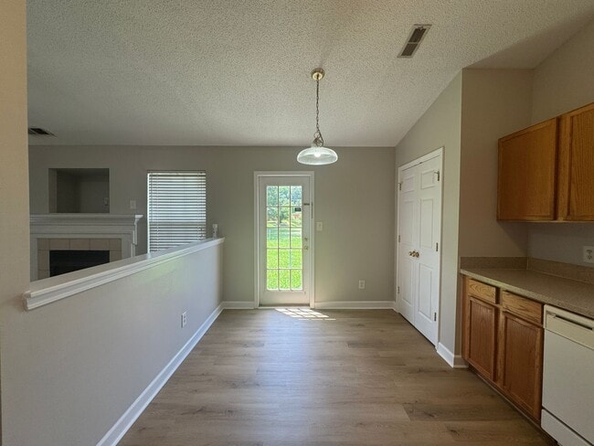 Building Photo - 521 River View Dr