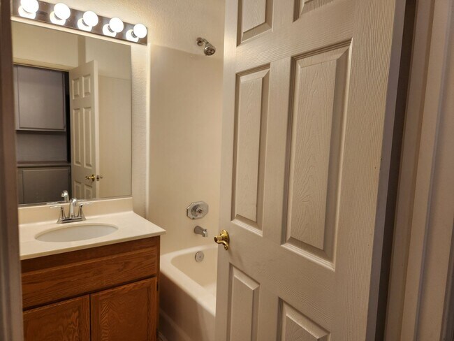 Building Photo - SINGLE STORY TOWN HOME AVAILABLE