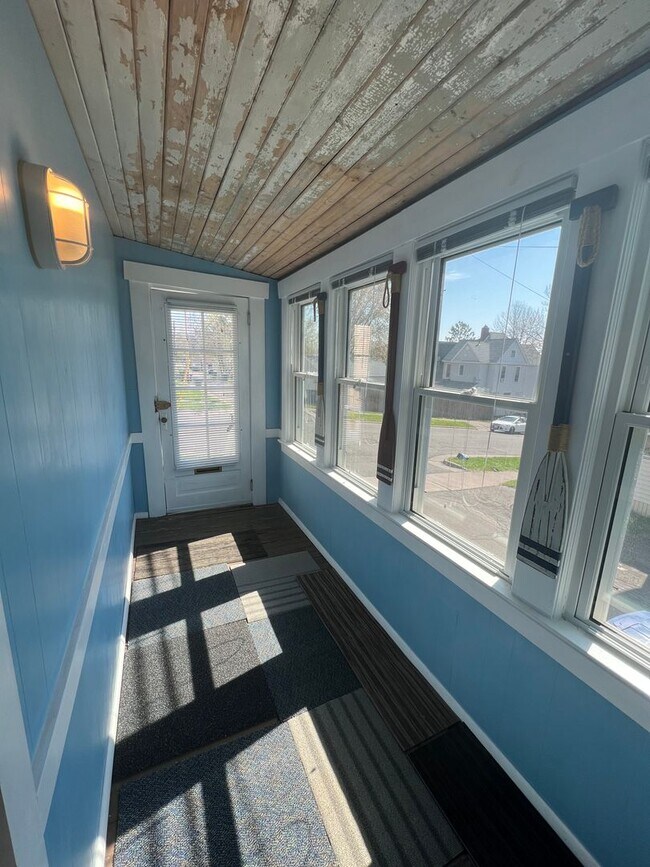 Building Photo - AVAILABLE JUNE - Perfect 2 Bed 1 Bath In Hillside Neighborhood