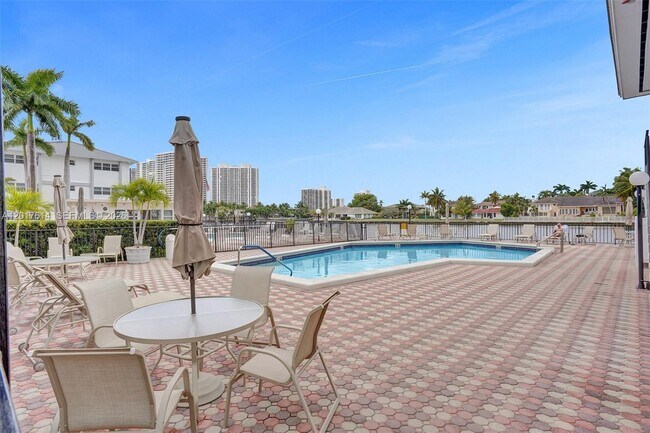 Building Photo - 3113 S Ocean Dr