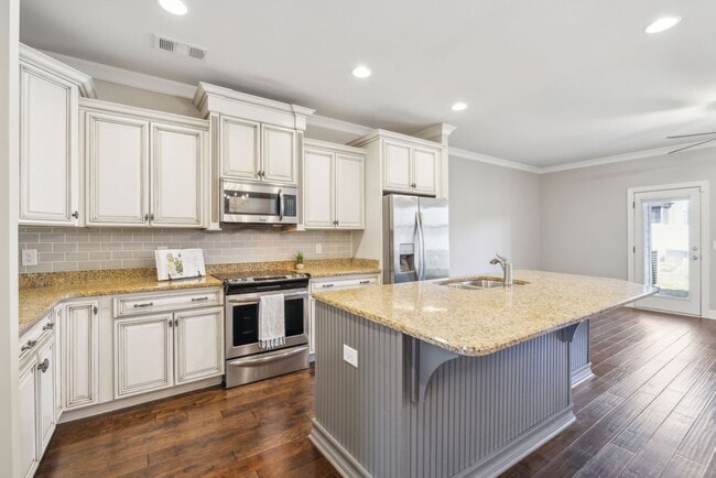 Building Photo - 3 BR/2.5 BA Luxury Townhome