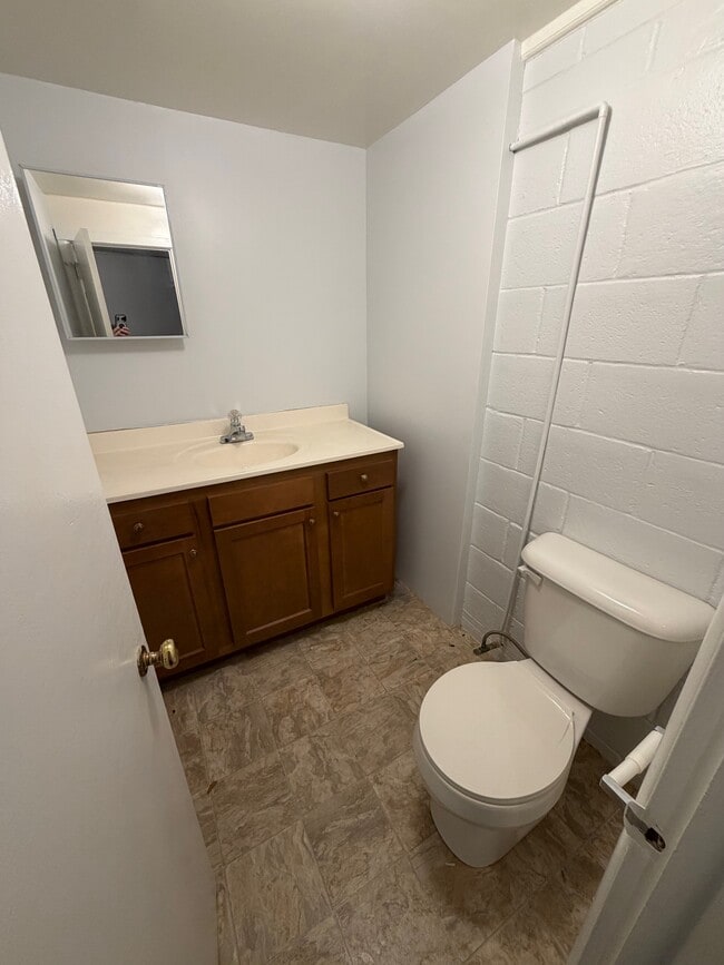 Building Photo - 618 Christopher St