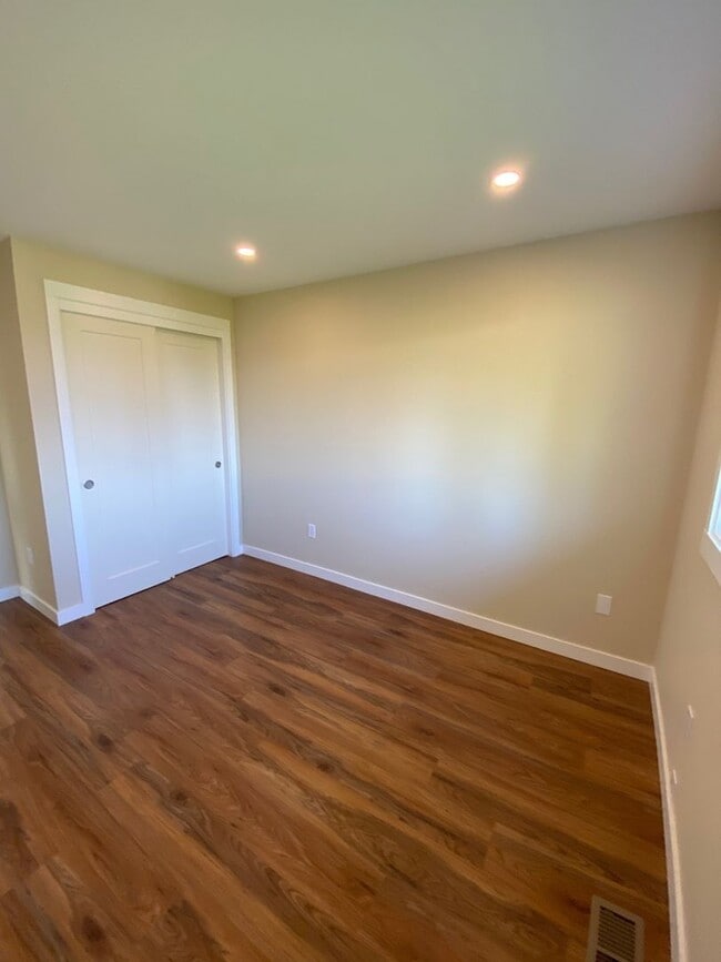 Building Photo - Modern 4-Bedroom Home with Panoramic Water & Mountain Views