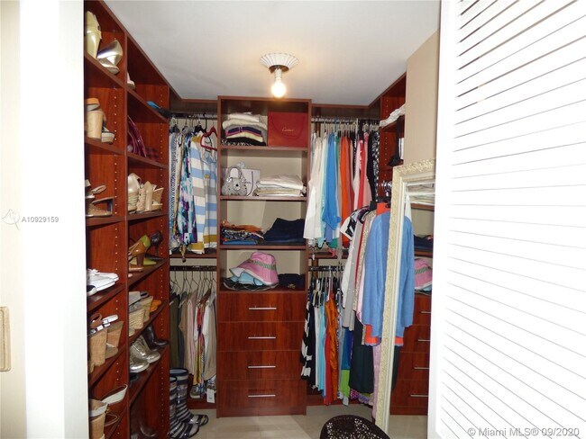 Building Photo - 1523 E Hillsboro Blvd