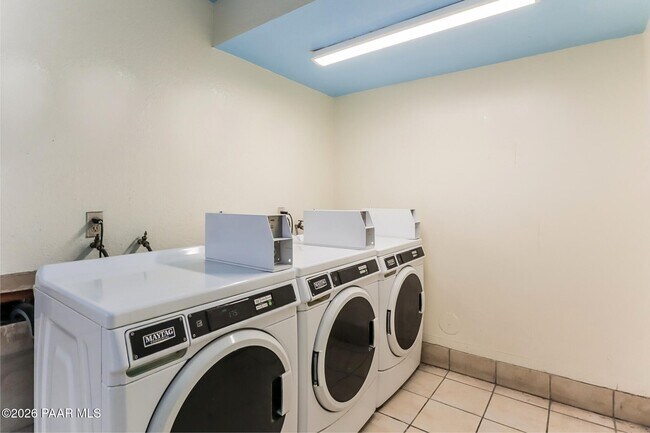 Building Photo - 455 W Kelso St