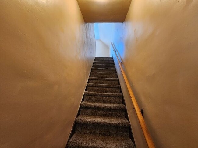 Building Photo - 5 Bedrooms 1.5 Bath on the Northeast side of Town