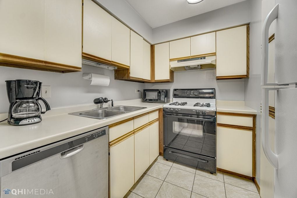Kitchen - 1507 N Milwaukee Ave