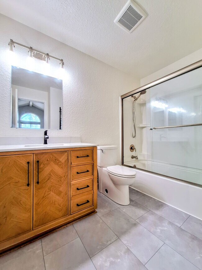 Building Photo - Beautiful Second Floor 3bd Condo w/Detached Garage & Pool