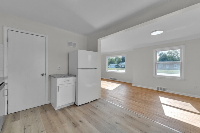 Building Photo - 14521 Trenton Rd