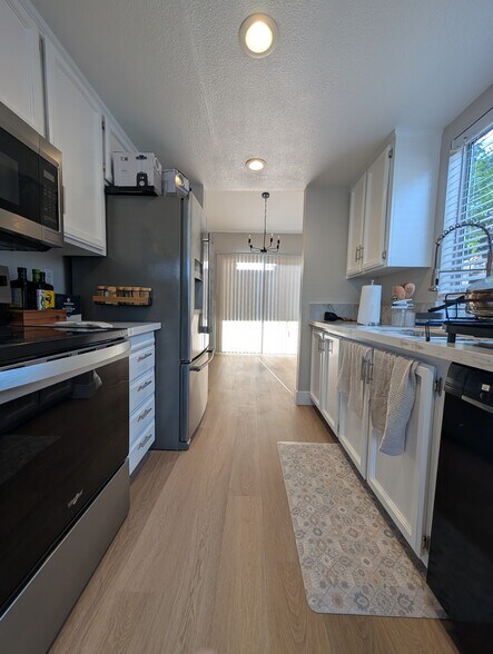 Building Photo - 553 Oakborough Ave