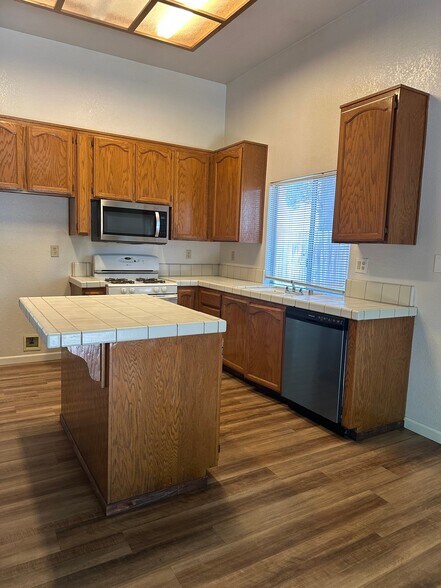 Building Photo - 643 Lunardi Way