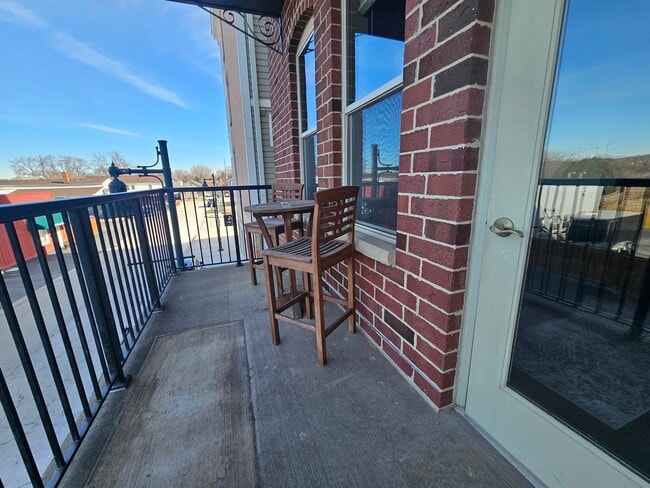 Building Photo - 332 River St