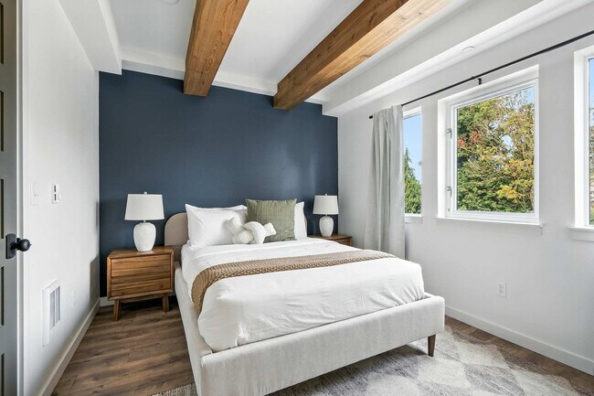 Building Photo - 925 NE 23rd Ave