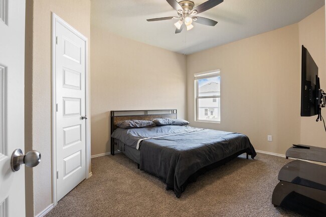 Building Photo - "Spacious 4-Bed Oasis with Granite Counter...