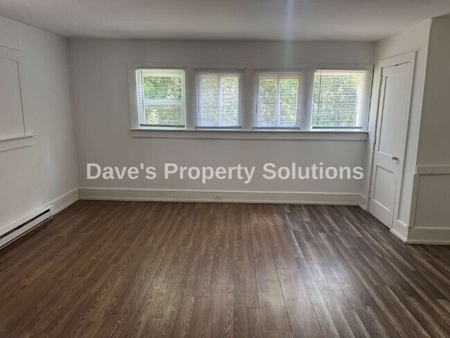 Building Photo - Spacious & Refreshed 1 Bed, 1 Bath Duplex | High Ceilings & Ample Parking!