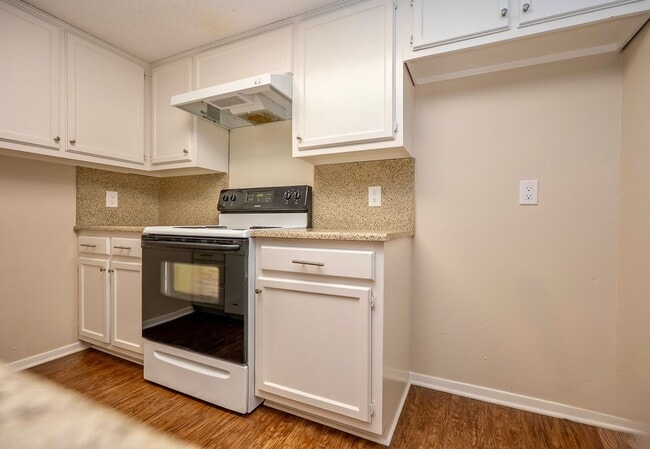 Building Photo - Updated 3-Bedroom Townhome with First-Floor Primary Suite