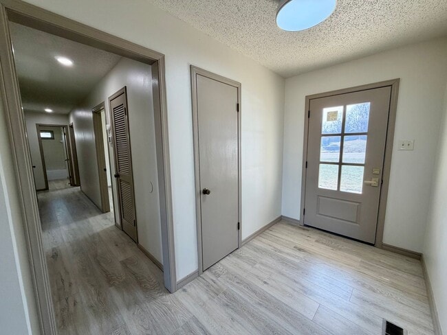 Building Photo - 506 Jenny Wren St