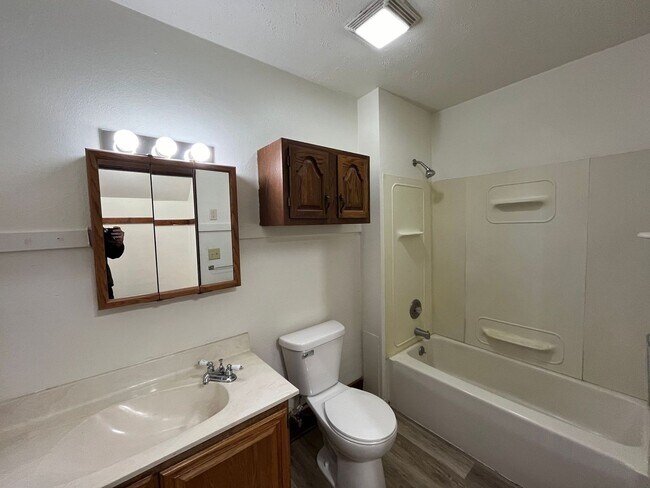 Building Photo - 725 Werle Ave