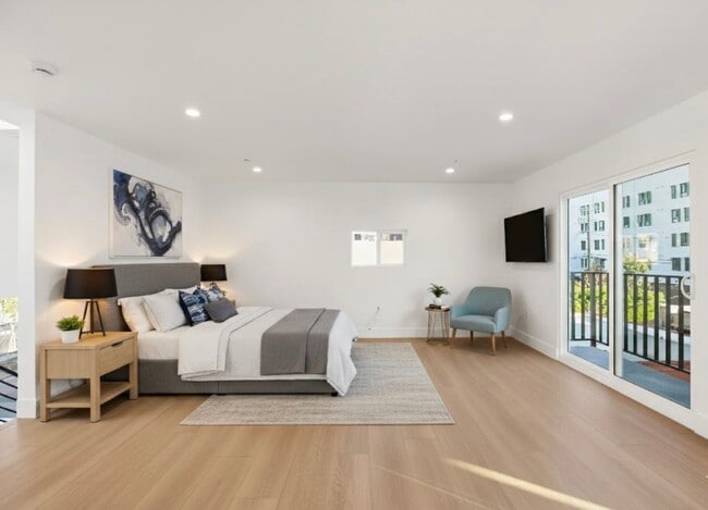 Building Photo - 828 N Detroit St