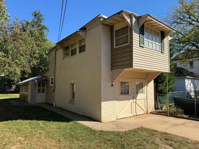 Building Photo - 1 bed/1.5 bath * Great Apt For RWJMS/Rutgers * Students Walk to New Brunswick/Highland Park Night...