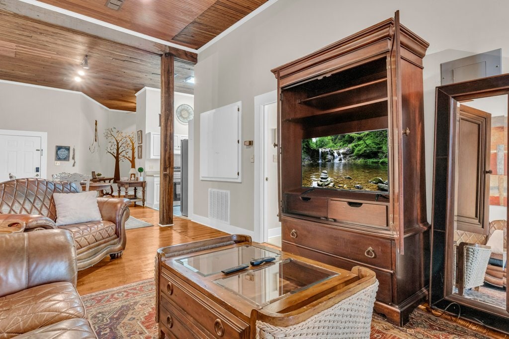 Building Photo - 515 College St