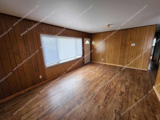 Building Photo - 3 bedroom 1 bathroom Ranch with a 2 car garage