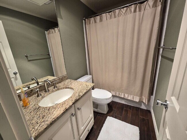 Building Photo - "Discover Spacious Comfort: 3-Bed, 2-Bath Gem on 77th Street (furnished)| Kingsgate