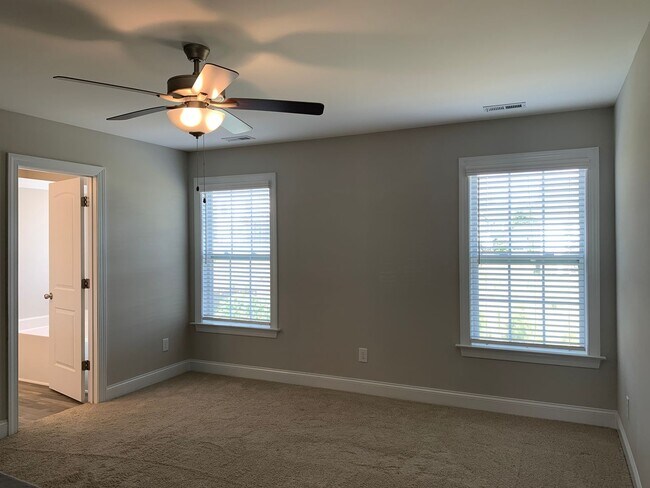 Building Photo - AMAZING LOCATION, Fantastic 4 Bed Home, in...