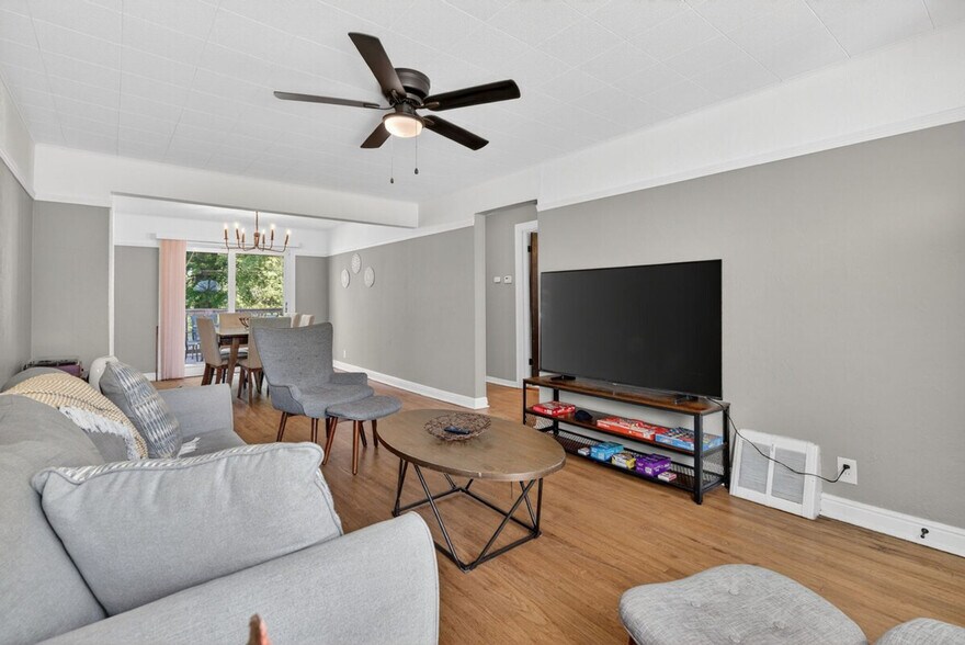 Building Photo - 8821 Kendale Dr