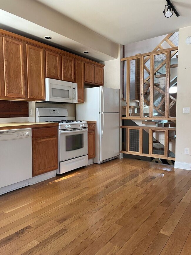 Building Photo - 1204 Indianola Ave