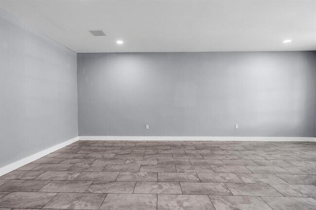 Building Photo - 14620 Tyler St