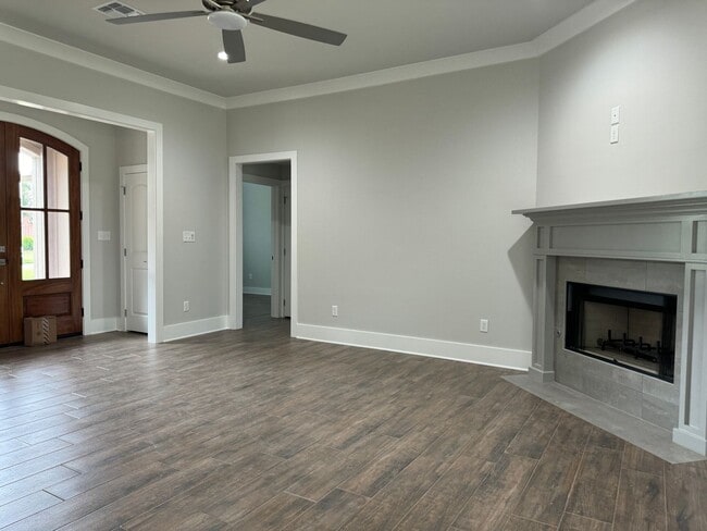 Building Photo - Like new.. GORGEOUS TIBURON BEAUTY.. Close to Barksdale Air Force Base.