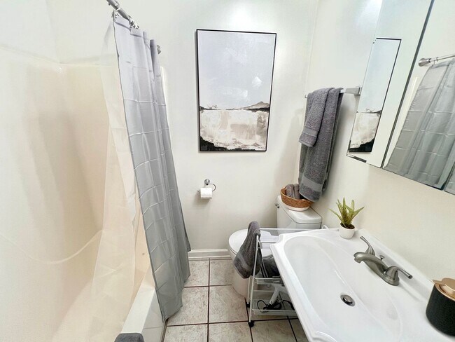 Building Photo - 707 Bagwell Ct