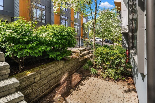 Building Photo - Fantastic Bellevue Townhouse with View...