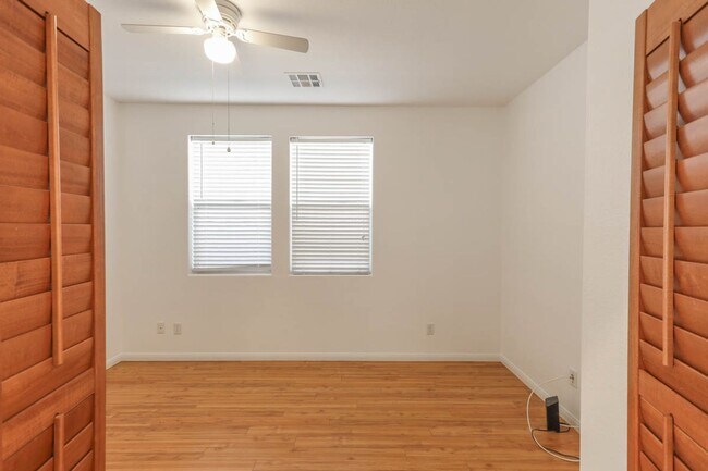 Building Photo - 3 Bedroom Summerlin South Beauty