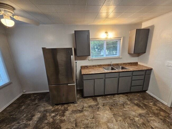 Building Photo - 2 bedroom with fully fenced yard in bremer...